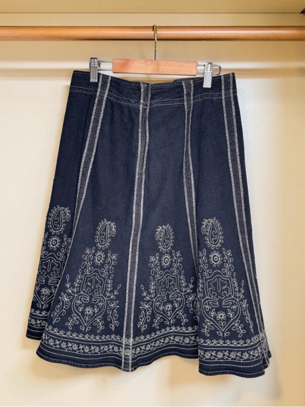 Vtg 96% Cotton Denim skirt  fit &  Flare Skirt,
beautiful Embroidery,EUC - Picture 3 of 5